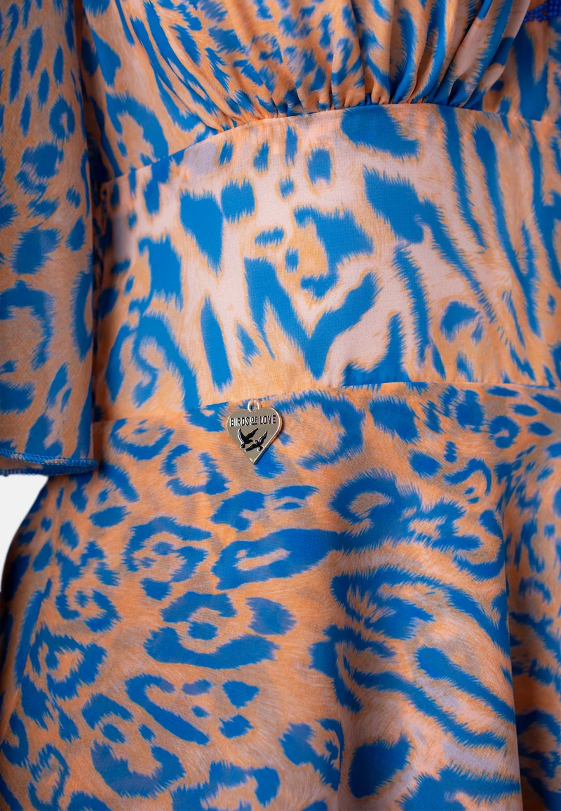 Kurzes Kleid mit V-Ausschnitt und Volantrock im Animalprint in Blau-Beige | Birds of Wild Grace by Birds of Love