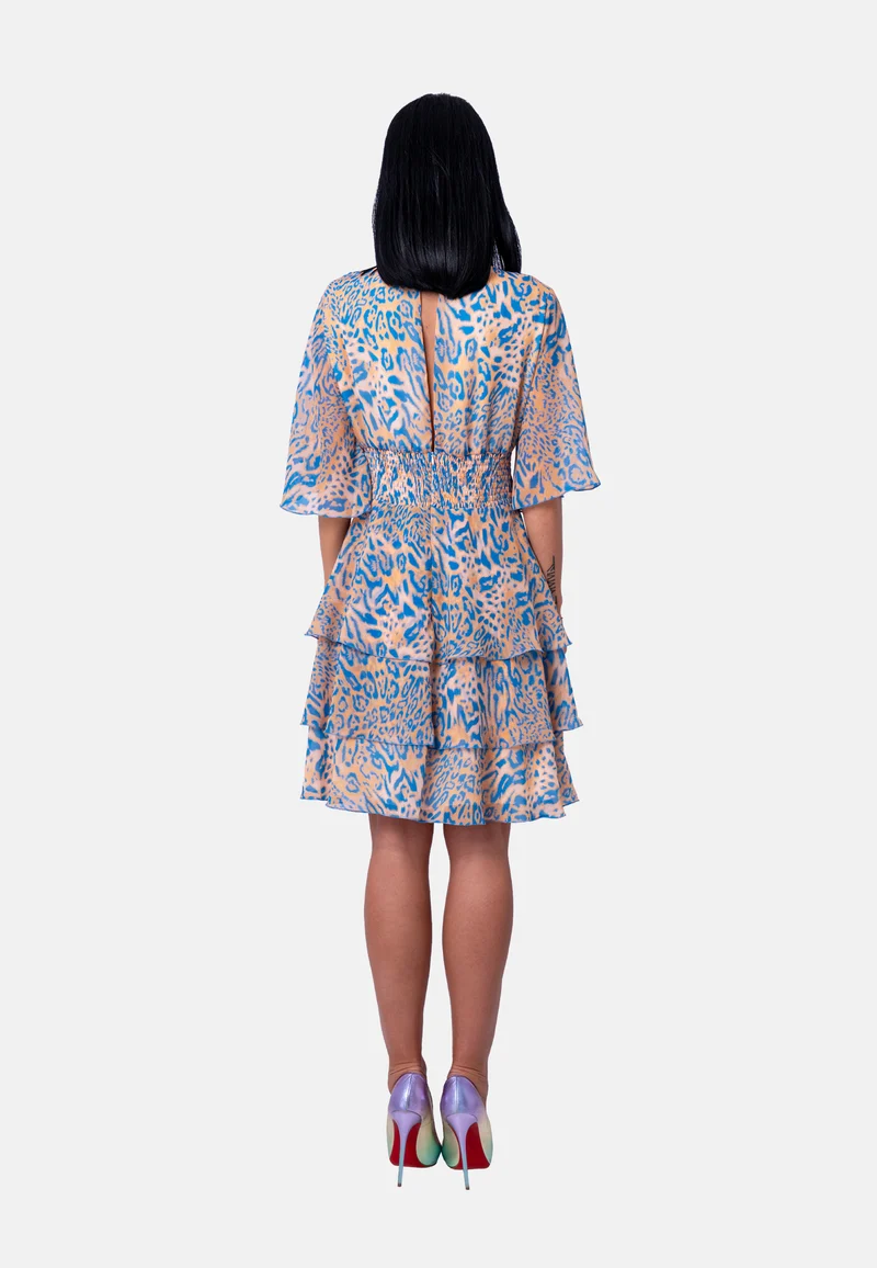 Kurzes Kleid mit V-Ausschnitt und Volantrock im Animalprint in Blau-Beige | Birds of Wild Grace by Birds of Love