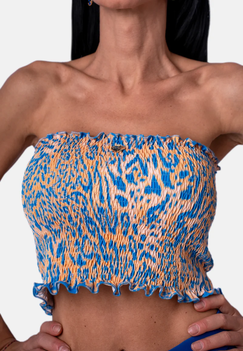 Trägerloses Crop-Top mit geraffter Struktur im Animalprint in Blau-Beige | Birds of Wild Grace by Birds of Love