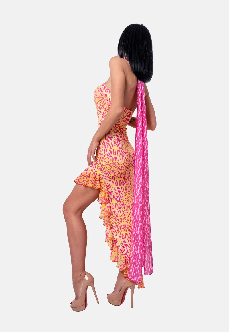 Asymmetrisches Bandeau-Kleid mit Animalprint und Volantsaum in Gelb-Pink | Birds of Wild Grace by Birds of Love