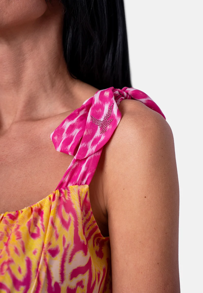 Asymmetrisches Kleid mit Bindeträgern und geraffierter Taille im Animalprint in Gelb-Pink | Birds of Wild Grace by Birds of Love