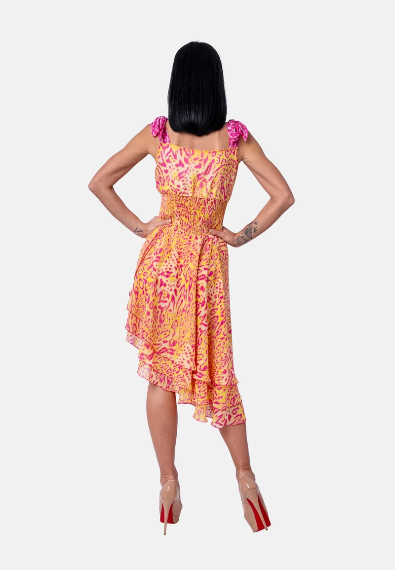 Asymmetrisches Kleid mit Bindeträgern und geraffierter Taille im Animalprint in Gelb-Pink | Birds of Wild Grace by Birds of Love