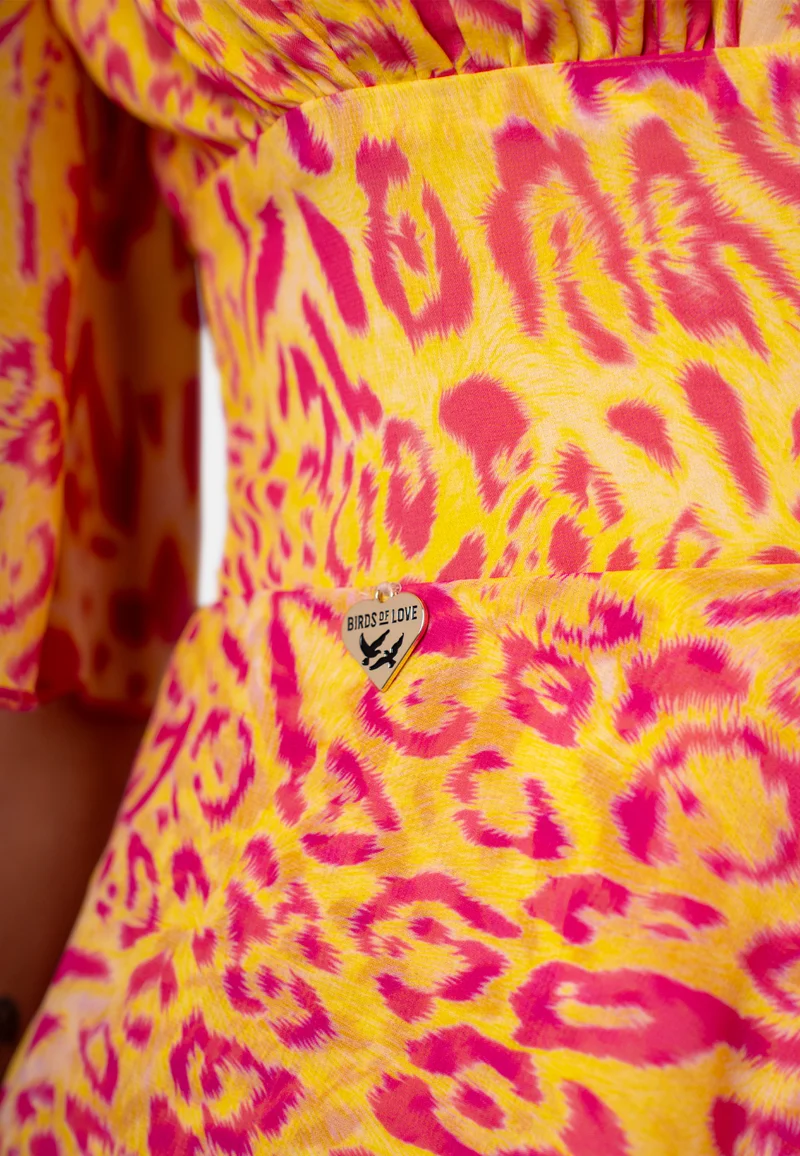 Kurzes Kleid mit V-Ausschnitt und Volantrock im Animalprint in Gelb-Pink | Birds of Wild Grace by Birds of Love