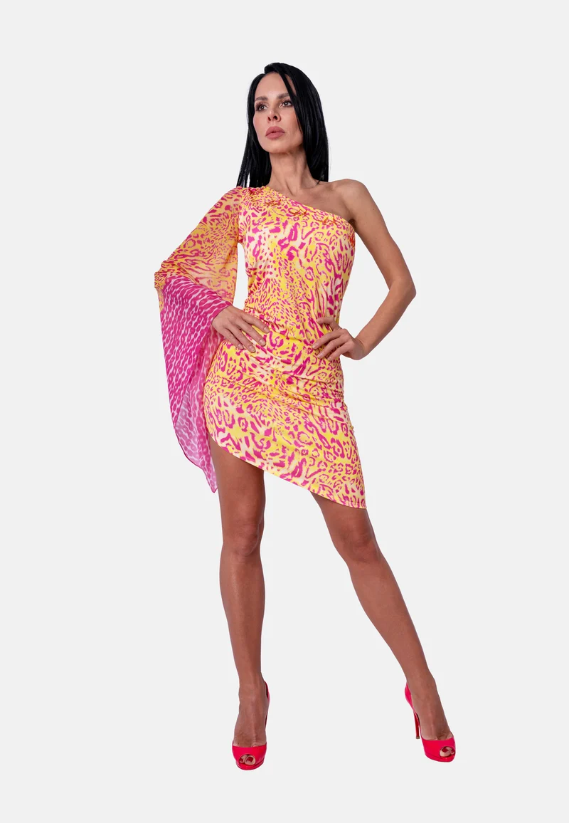 Asymmetrisches One-Shoulder-Kleid mit Statement-Ärmel im Animalprint in Gelb-Pink | Birds of Wild Grace by Birds of Love
