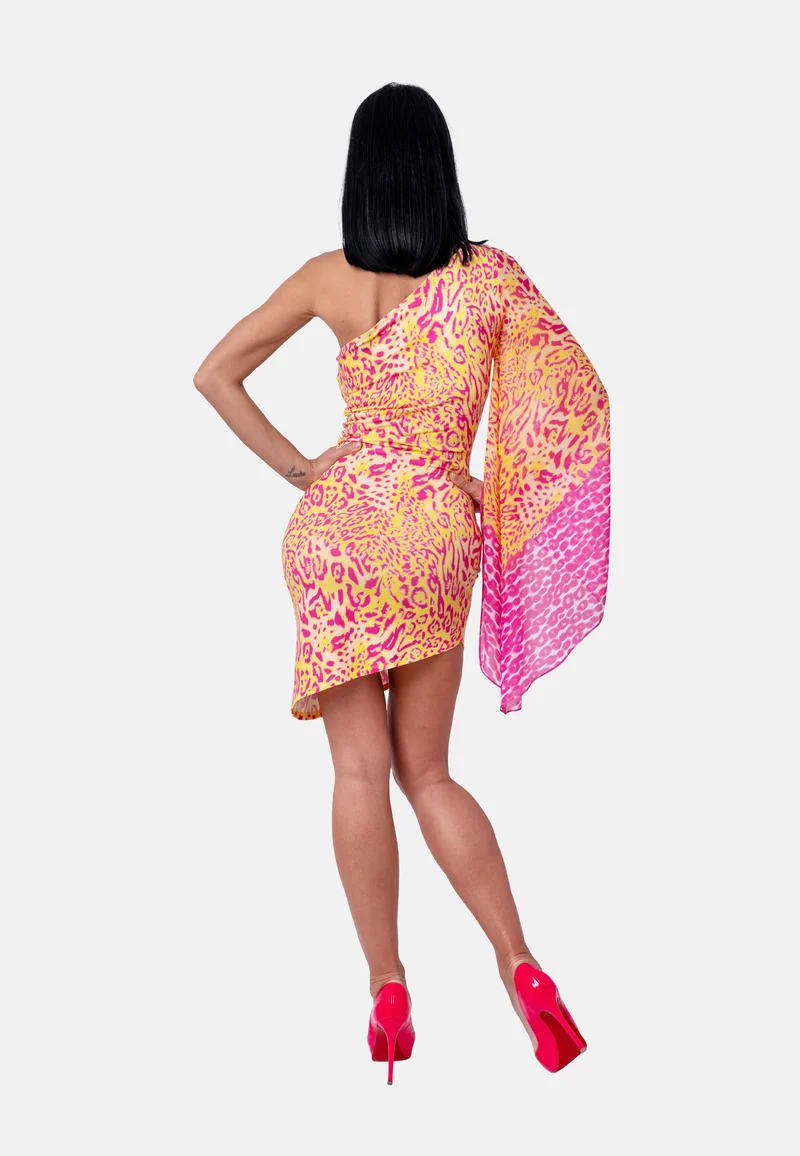 Asymmetrisches One-Shoulder-Kleid mit Statement-Ärmel im Animalprint in Gelb-Pink | Birds of Wild Grace by Birds of Love