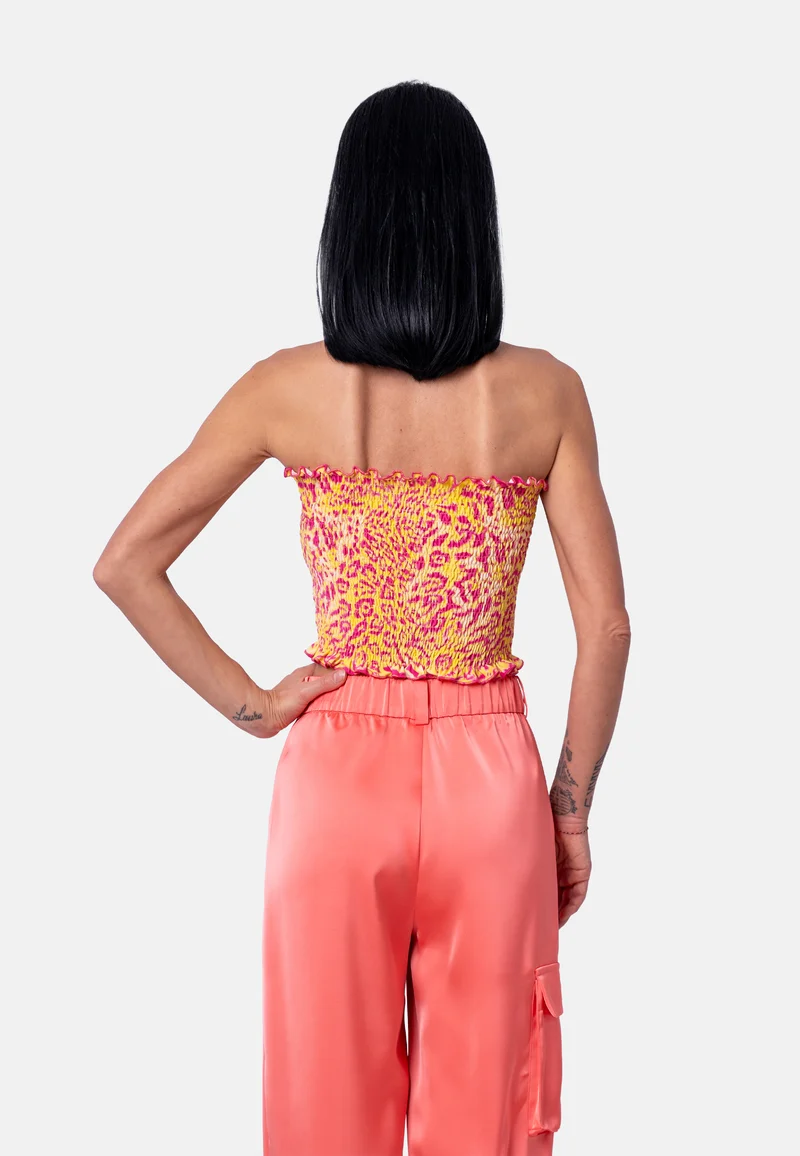 Trägerloses Crop-Top mit geraffter Struktur im Animalprint in Gelb-Pink | Birds of Wild Grace by Birds of Love
