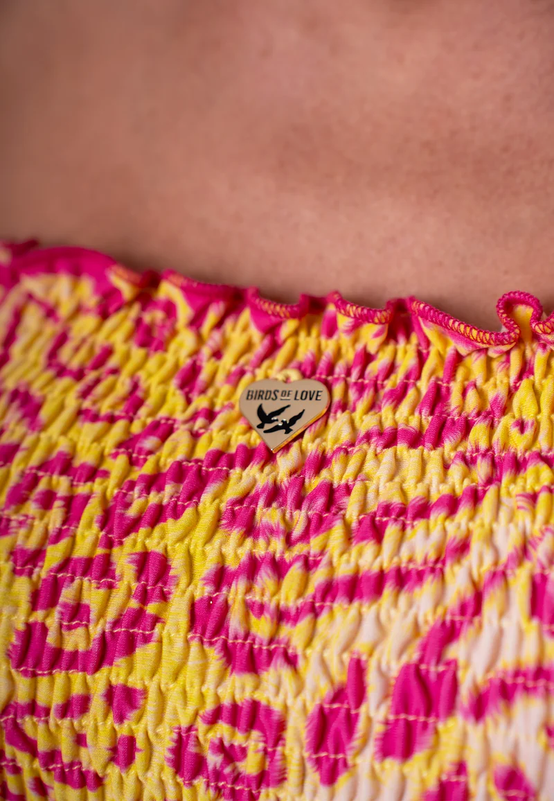 Trägerloses Crop-Top mit geraffter Struktur im Animalprint in Gelb-Pink | Birds of Wild Grace by Birds of Love