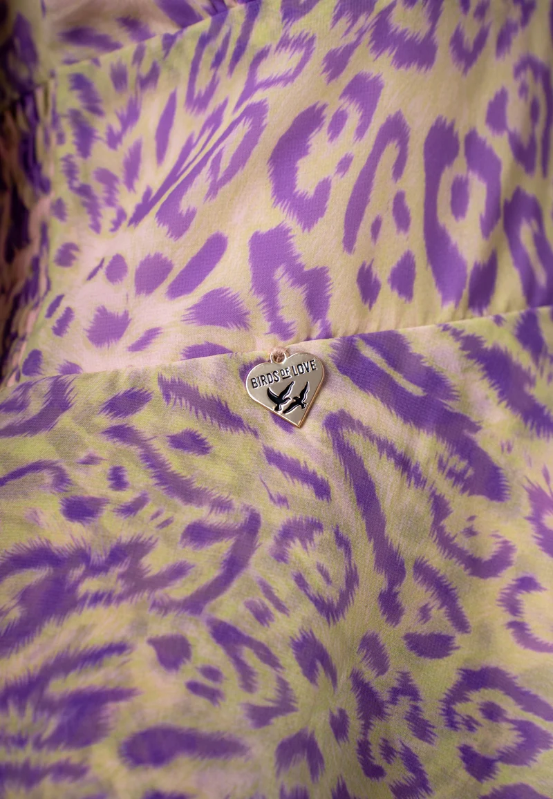 Kurzes Kleid mit V-Ausschnitt und Volantrock im Animalprint in Flieder-Beige | Birds of Wild Grace by Birds of Love