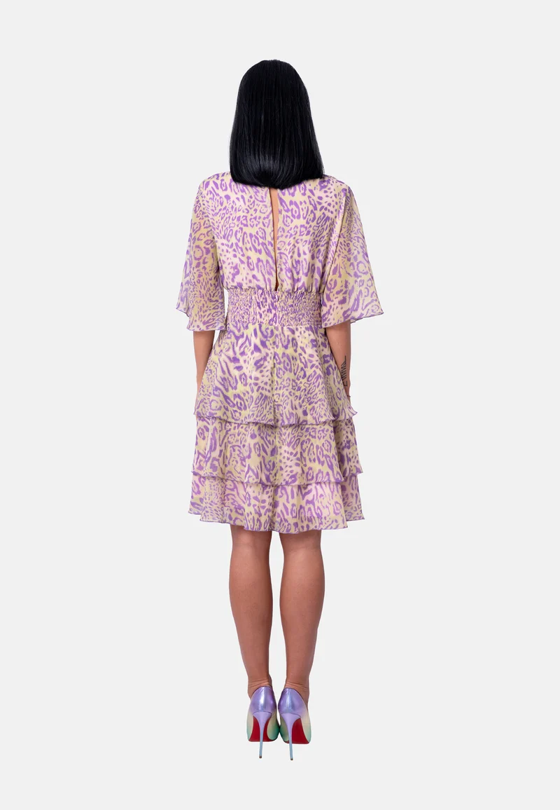 Kurzes Kleid mit V-Ausschnitt und Volantrock im Animalprint in Flieder-Beige | Birds of Wild Grace by Birds of Love