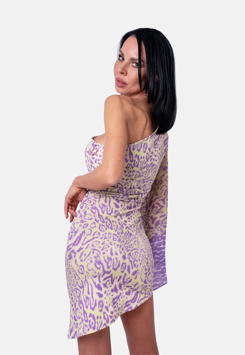 Asymmetrisches One-Shoulder-Kleid mit Statement-Ärmel im Animalprint in Flieder-Beige | Birds of Wild Grace by Birds of Love