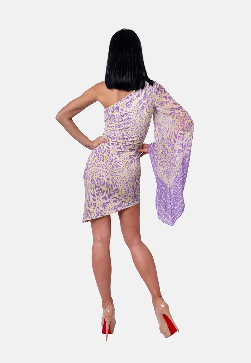 Asymmetrisches One-Shoulder-Kleid mit Statement-Ärmel im Animalprint in Flieder-Beige | Birds of Wild Grace by Birds of Love