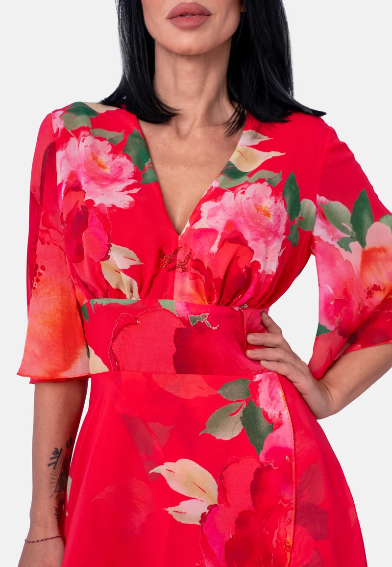 Langes Kleid mit Blumenprint und asymmetrischem Saum in Rot | Jardin by Birds of Love