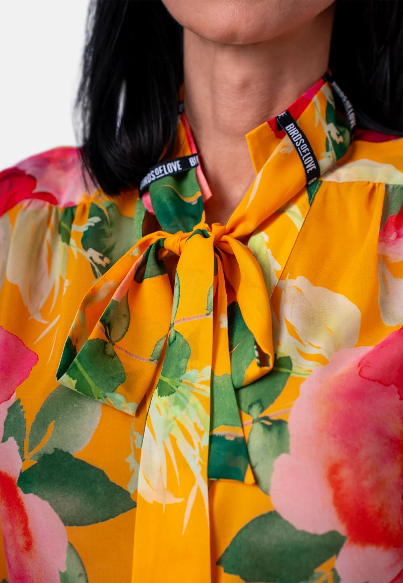 Bluse mit Schleife und Blumenprint in Gelb | Jardin by Birds of Love