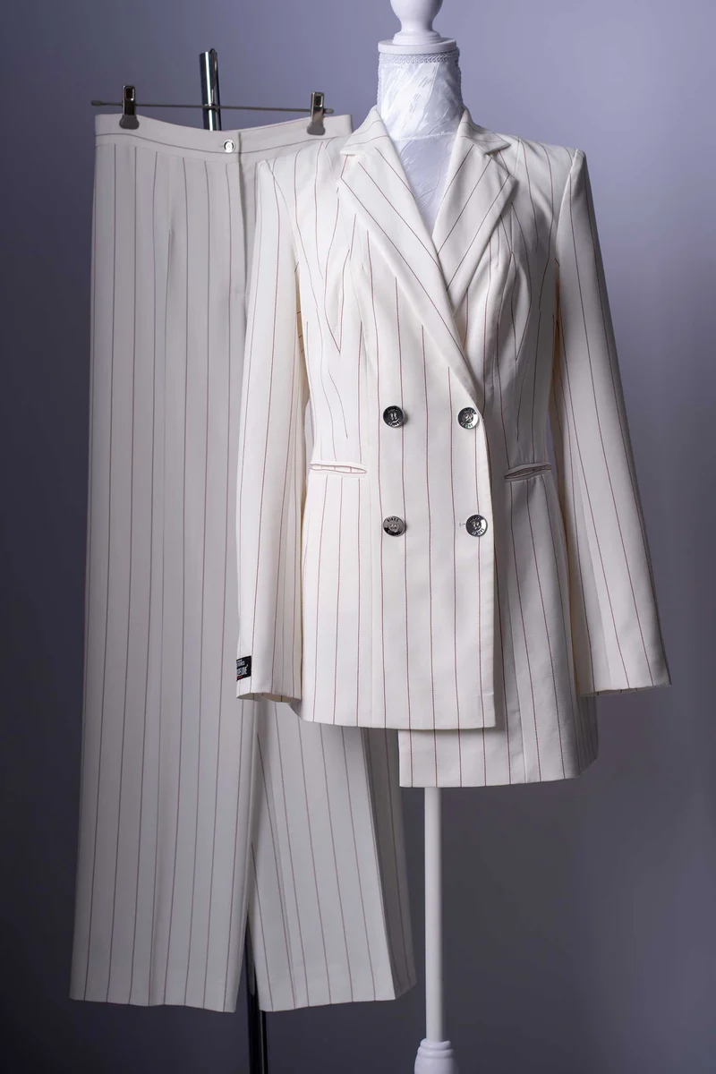 Eleganter Damen-Hosenanzug in Weiss mit feinen Nadelstreifen.