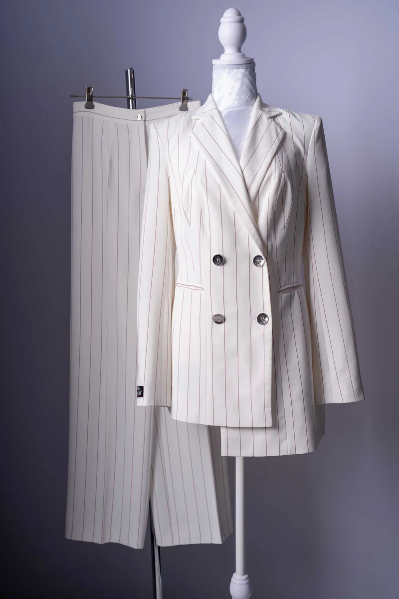 Eleganter Damen-Hosenanzug in Weiss mit feinen Nadelstreifen.