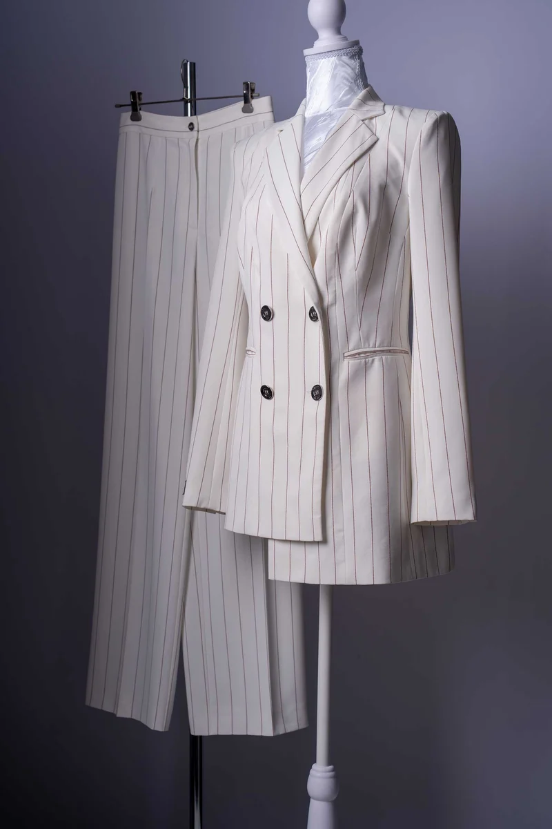Eleganter Damen-Hosenanzug in Weiss mit feinen Nadelstreifen.