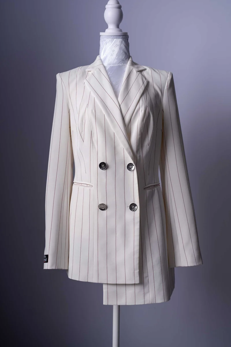 Eleganter Damen-Hosenanzug in Weiss mit feinen Nadelstreifen.
