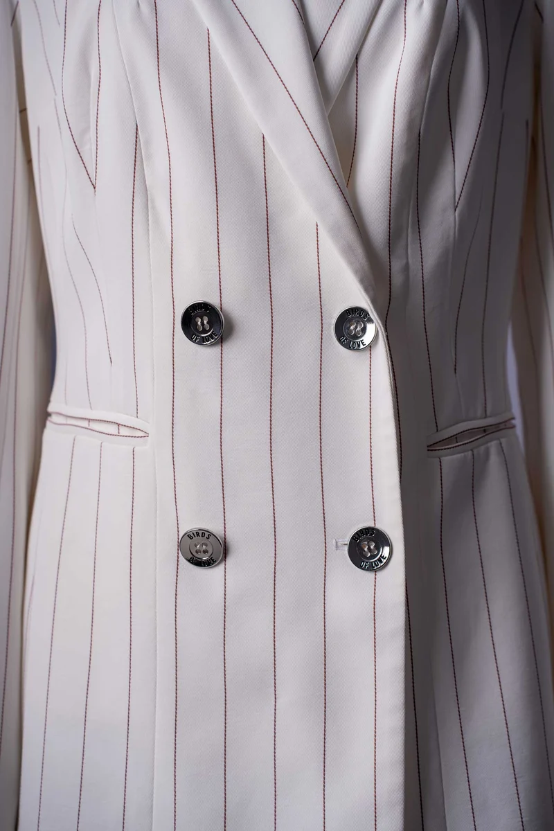 Eleganter Damen-Hosenanzug in Weiss mit feinen Nadelstreifen.
