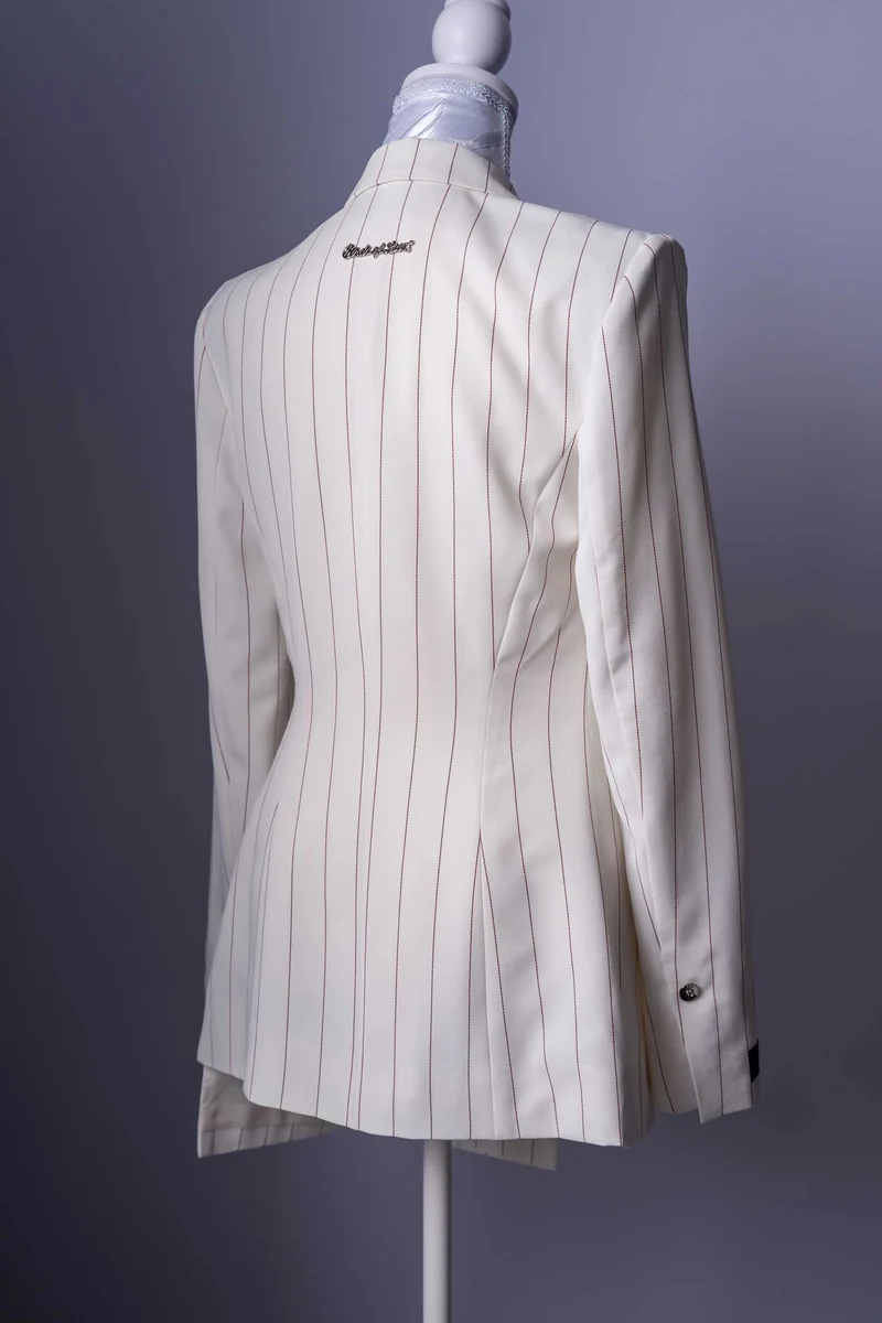 Eleganter Damen-Hosenanzug in Weiss mit feinen Nadelstreifen.