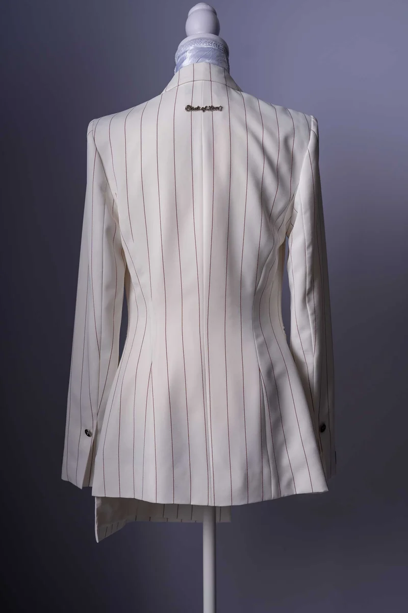 Eleganter Damen-Hosenanzug in Weiss mit feinen Nadelstreifen.