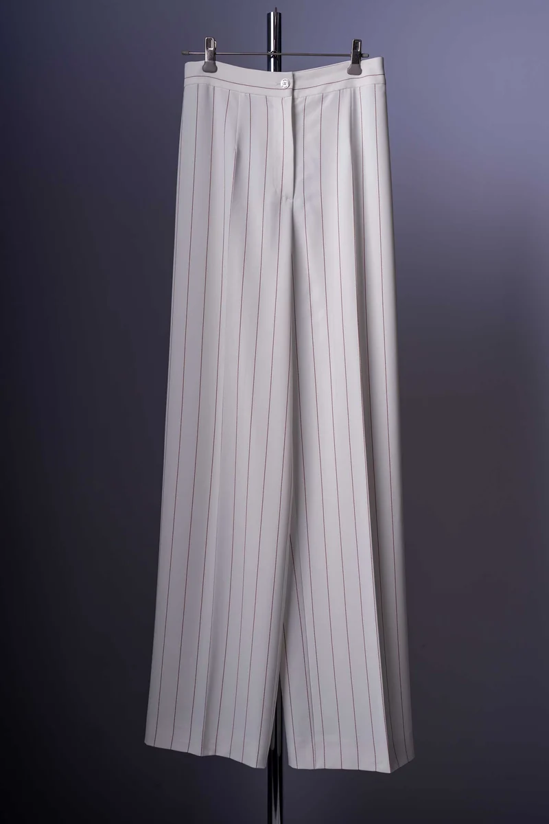 Eleganter Damen-Hosenanzug in Weiss mit feinen Nadelstreifen.