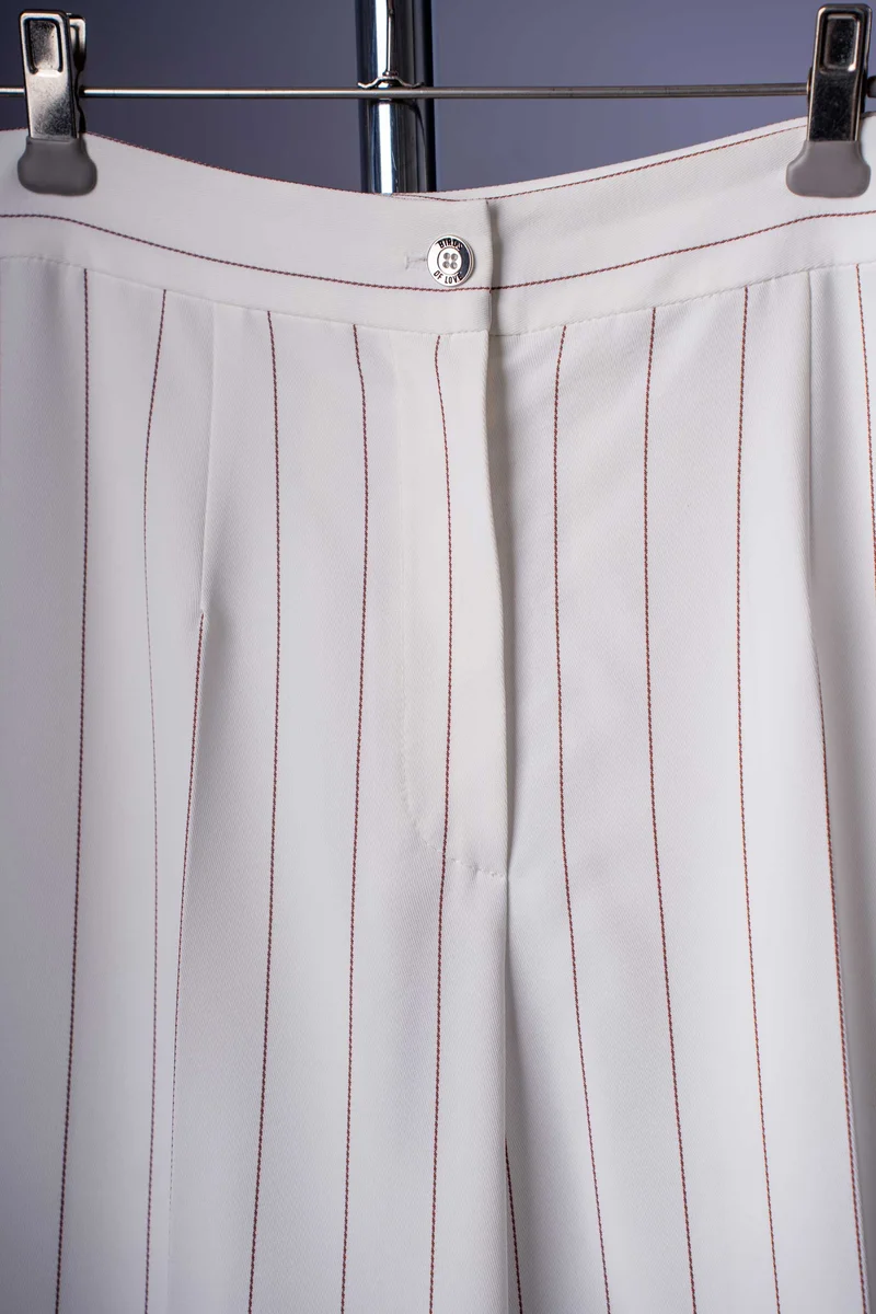 Eleganter Damen-Hosenanzug in Weiss mit feinen Nadelstreifen.