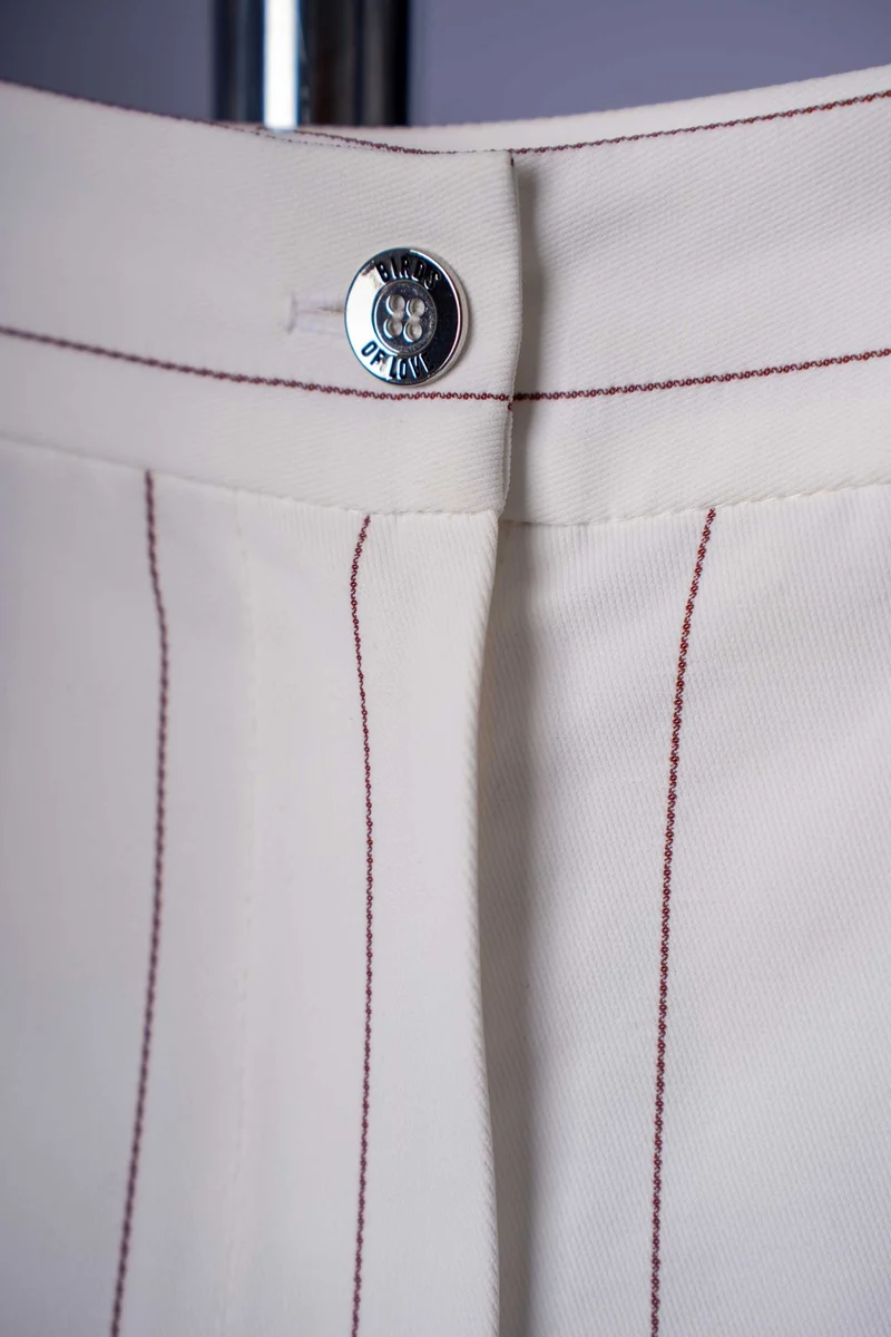 Eleganter Damen-Hosenanzug in Weiss mit feinen Nadelstreifen.