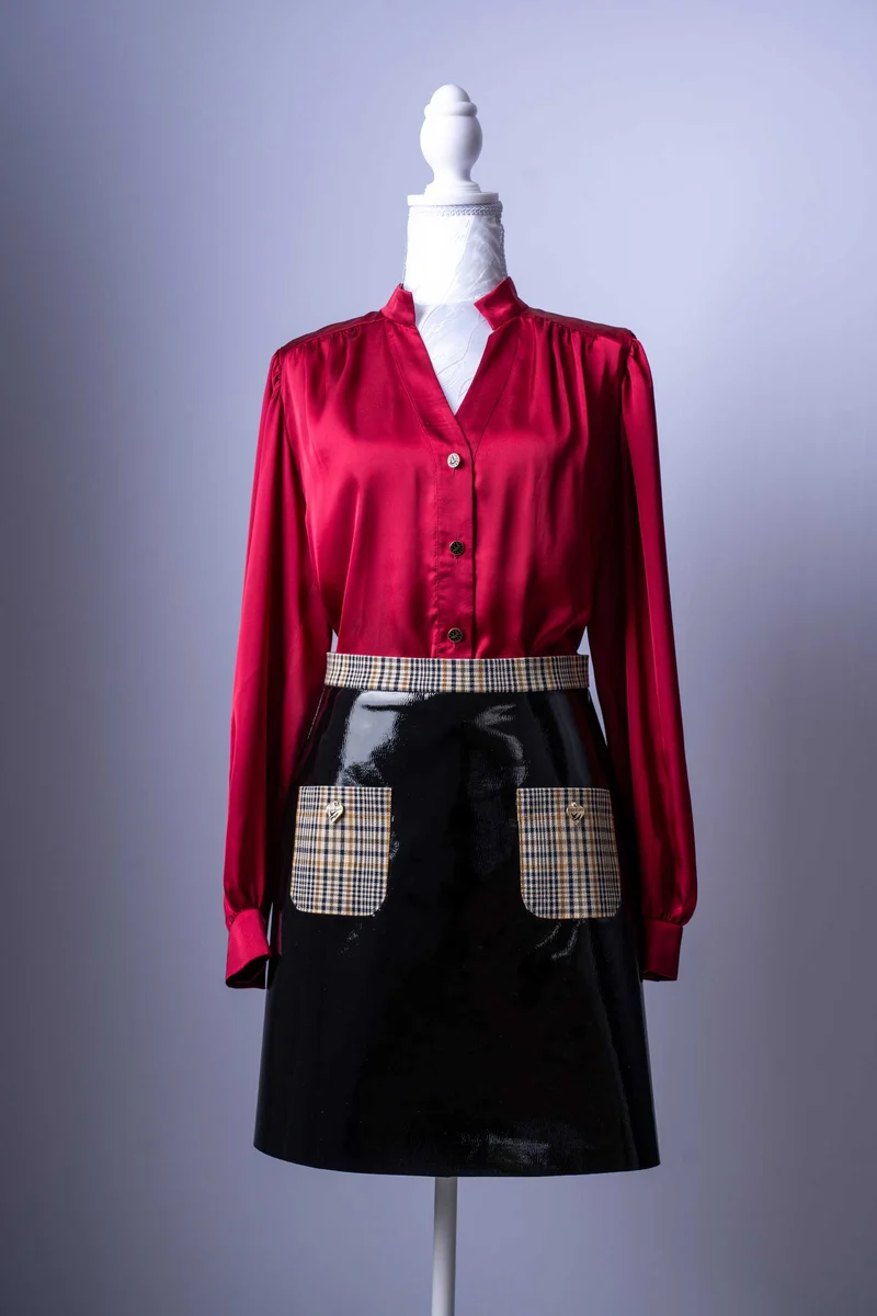 Damen-Outfit Bluse & Rock | Rote Satinbluse | Lackrock mit Karodetails