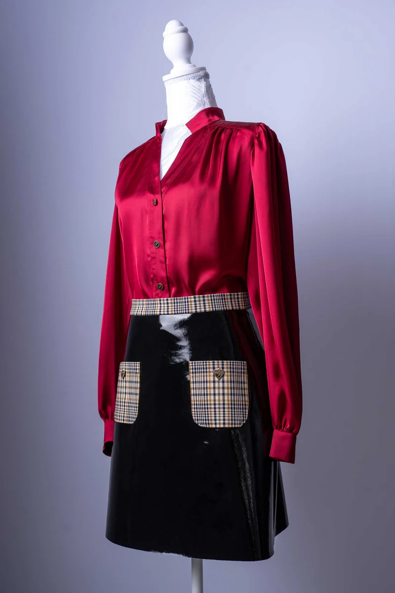 Damen-Outfit Bluse & Rock | Rote Satinbluse | Lackrock mit Karodetails