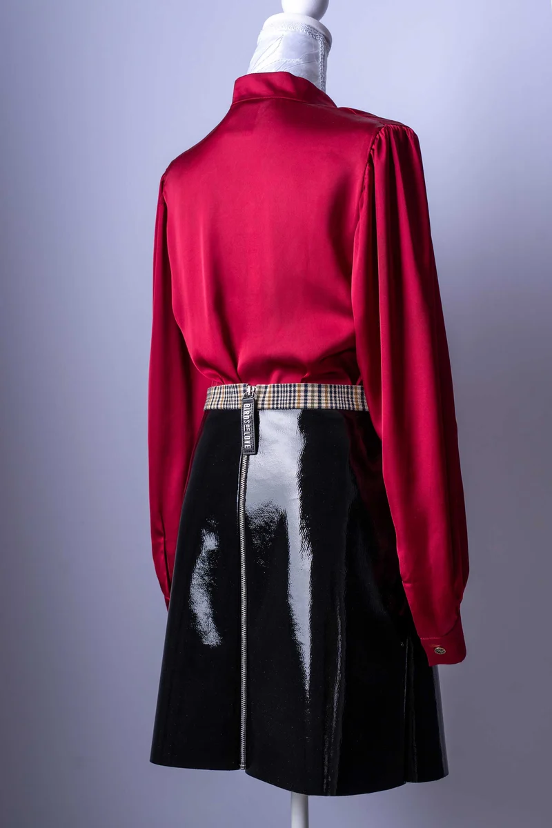 Damen-Outfit Bluse & Rock | Rote Satinbluse | Lackrock mit Karodetails