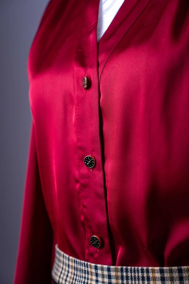 Damen-Outfit Bluse & Rock | Rote Satinbluse | Lackrock mit Karodetails