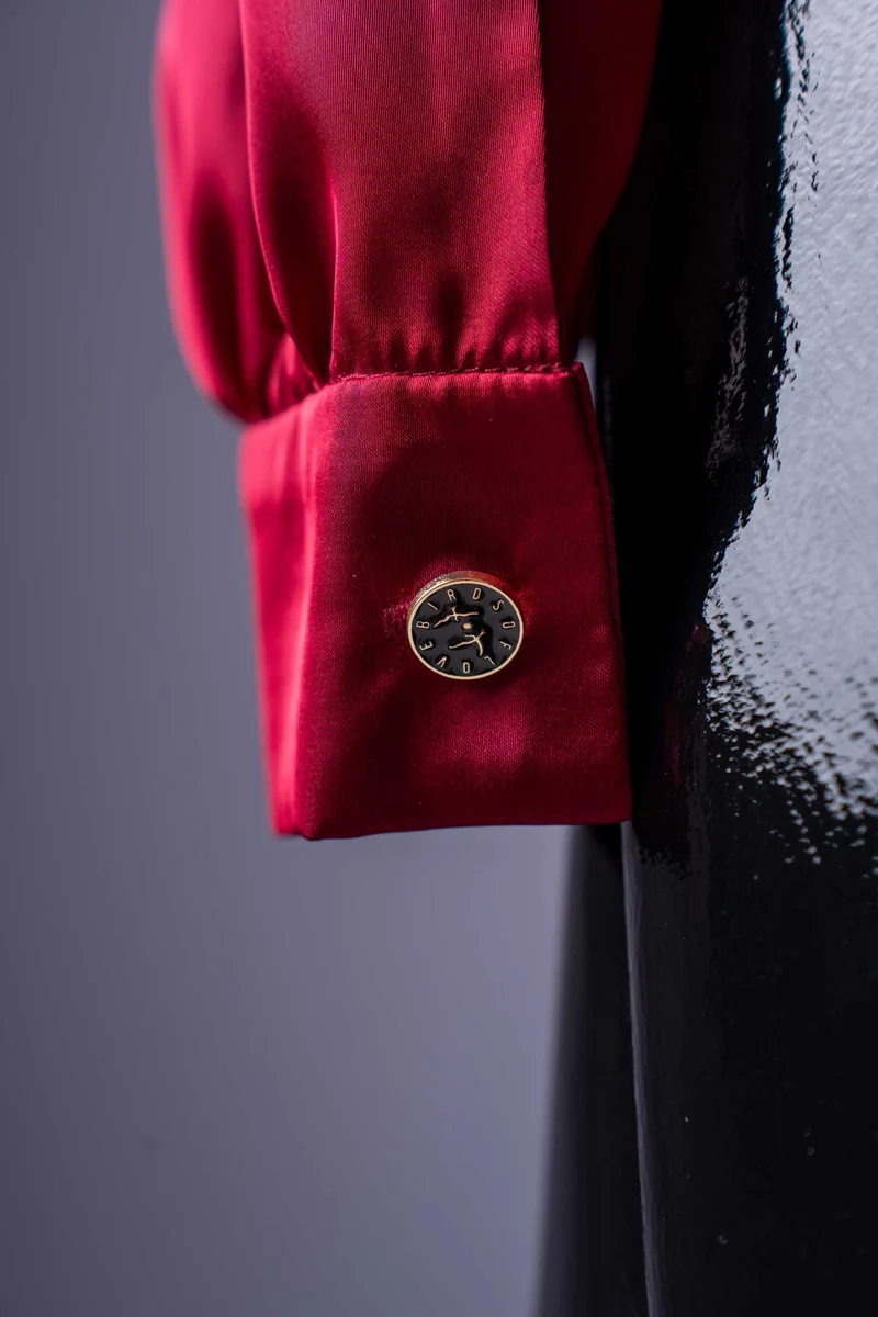 Damen-Outfit Bluse & Rock | Rote Satinbluse | Lackrock mit Karodetails
