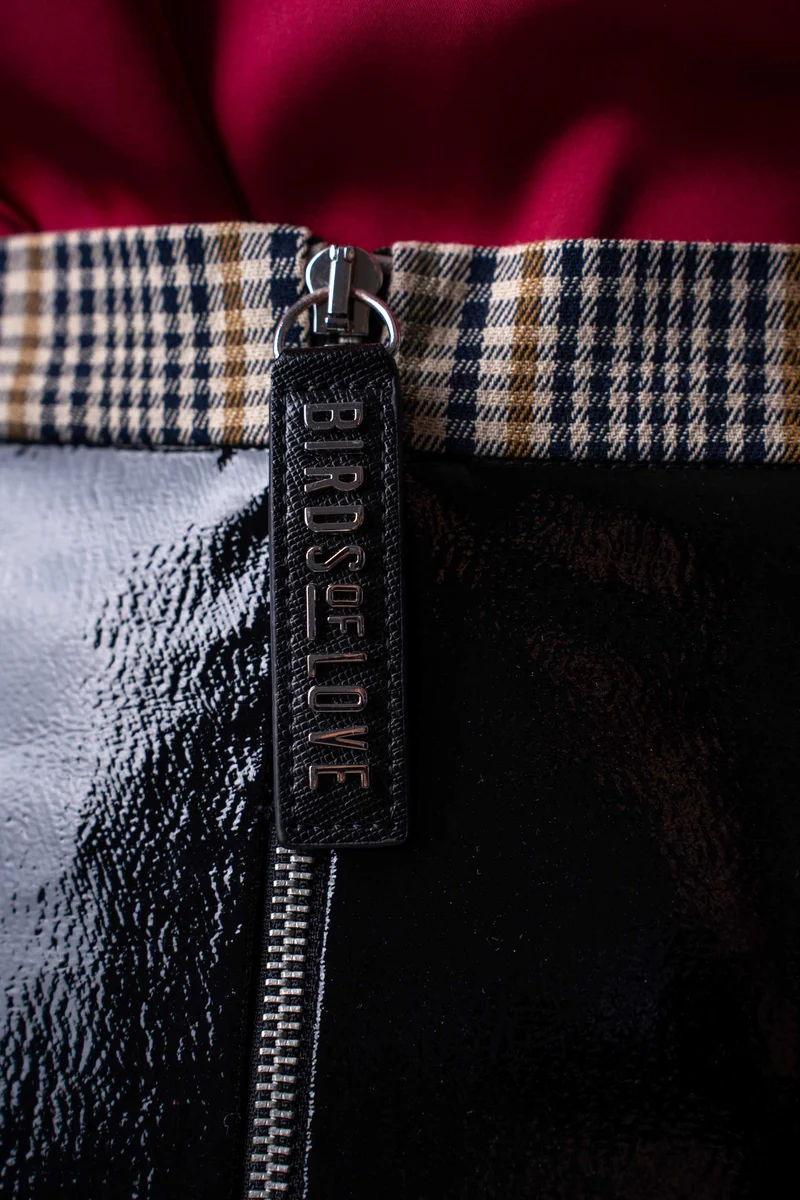 Damen-Outfit Bluse & Rock | Rote Satinbluse | Lackrock mit Karodetails
