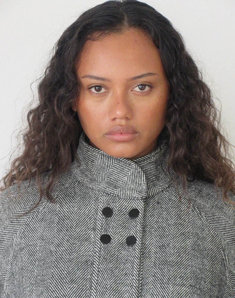 Conrad-Jacke mit hohem Kragen und zwei Knöpfen in Schwarz und Weiß
