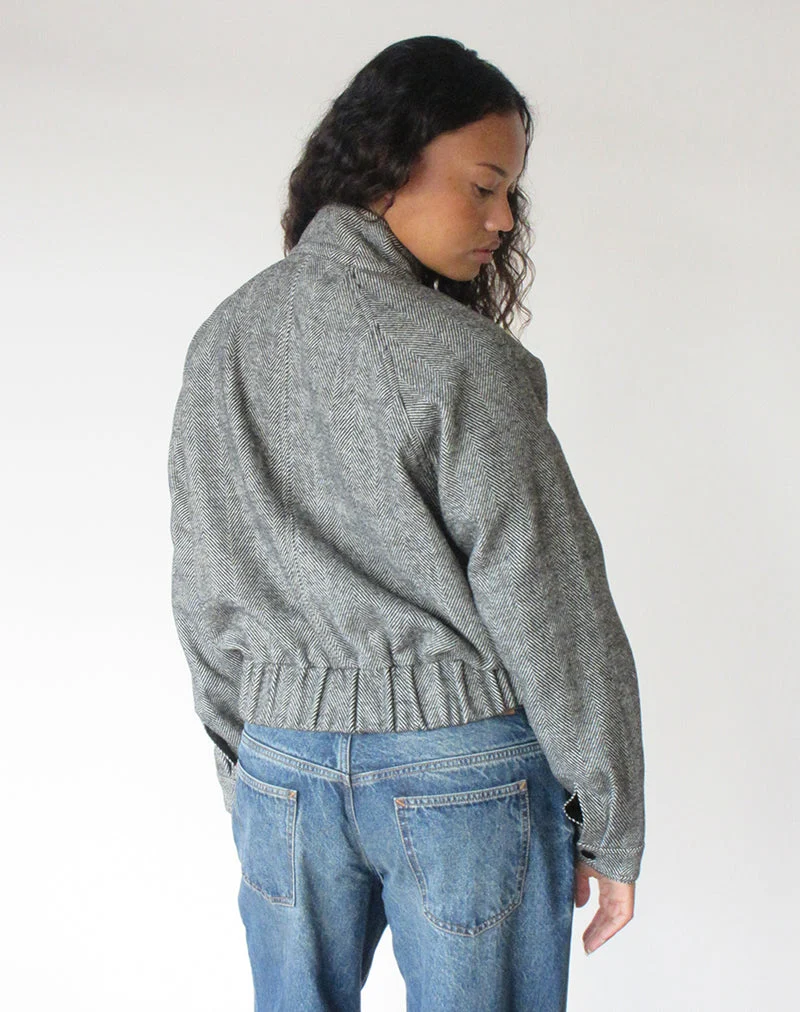 Conrad-Jacke mit hohem Kragen und zwei Knöpfen in Schwarz und Weiß