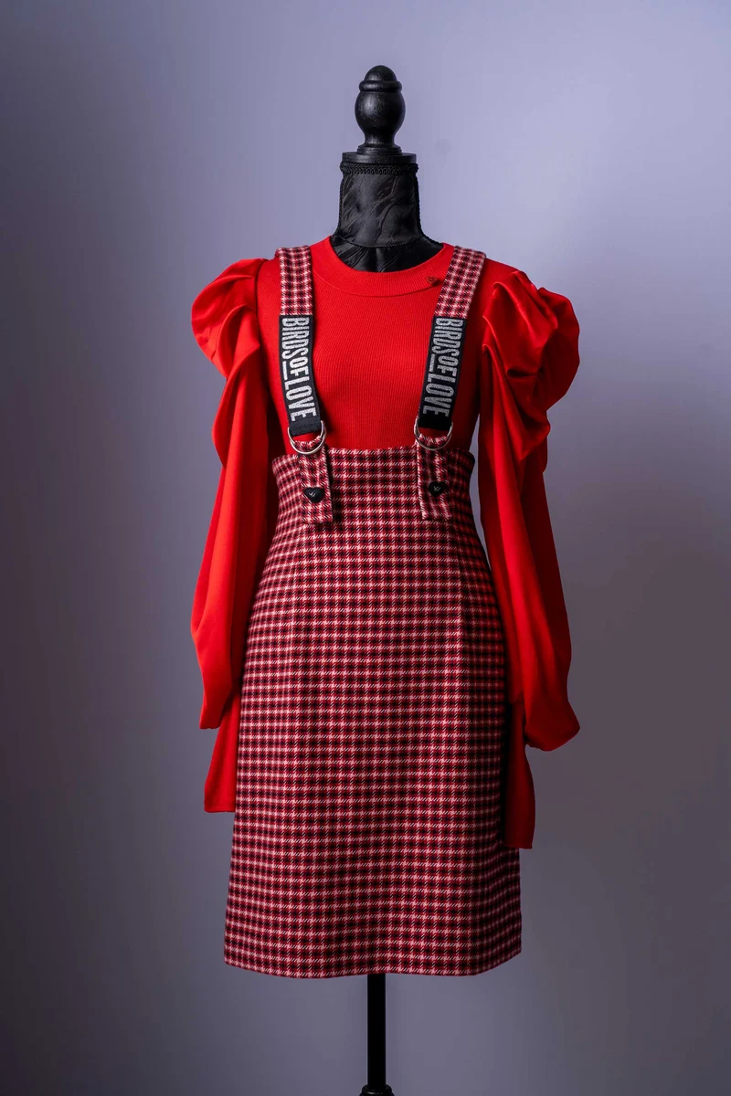 Damen-Outfit 2-Teiler | Latzkleid mit Karomuster | Puffärmel-Oberteil