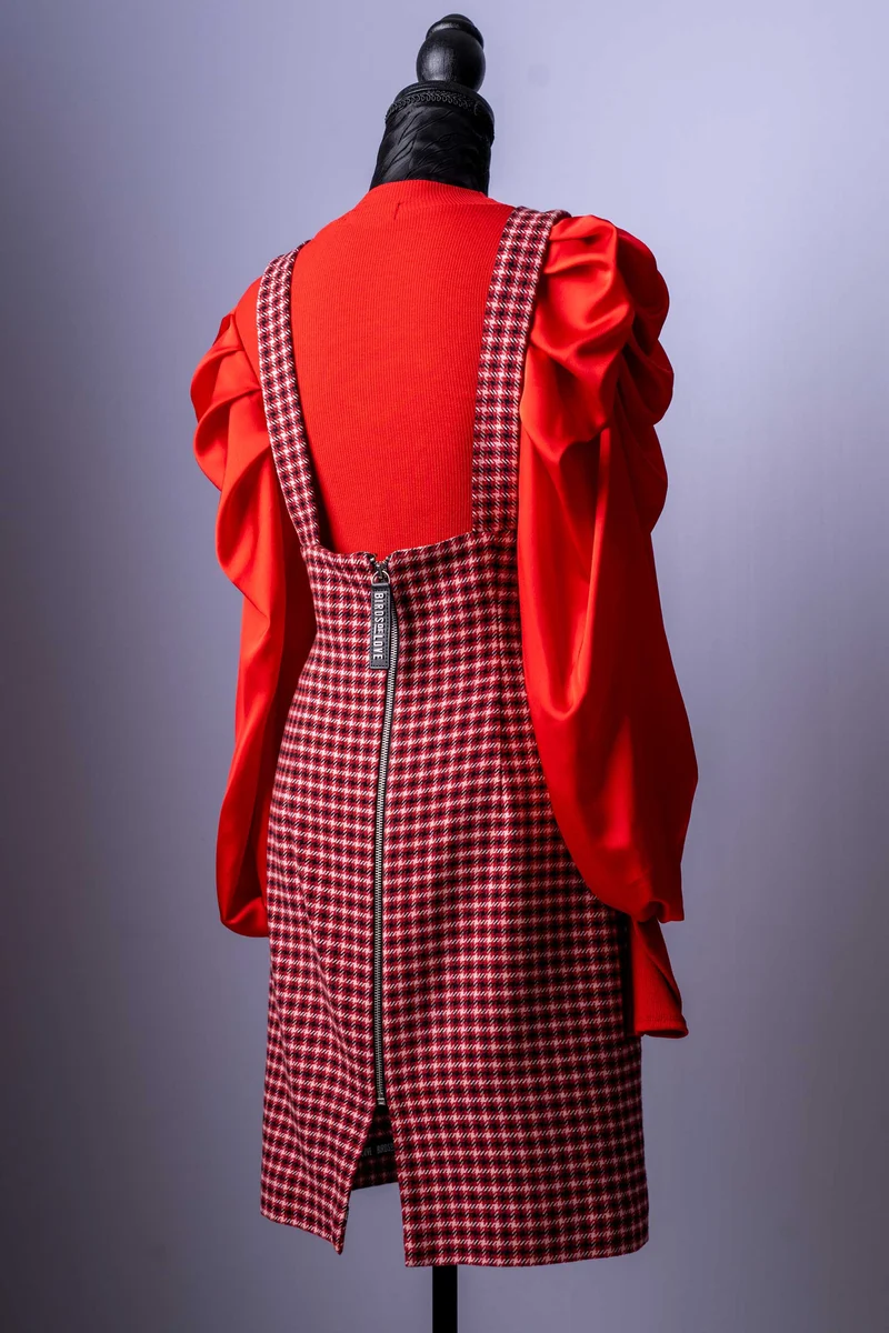 Damen-Outfit 2-Teiler | Latzkleid mit Karomuster | Puffärmel-Oberteil