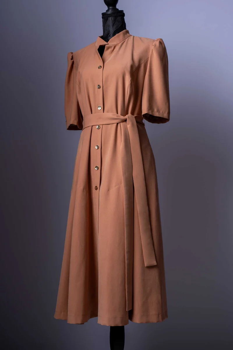 Elegantes Damen-Kleid | Mokka-Farbton | Mit Gürtel & Faltenrock