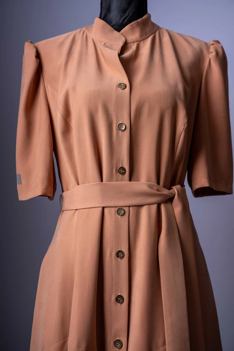 Elegantes Damen-Kleid | Mokka-Farbton | Mit Gürtel & Faltenrock