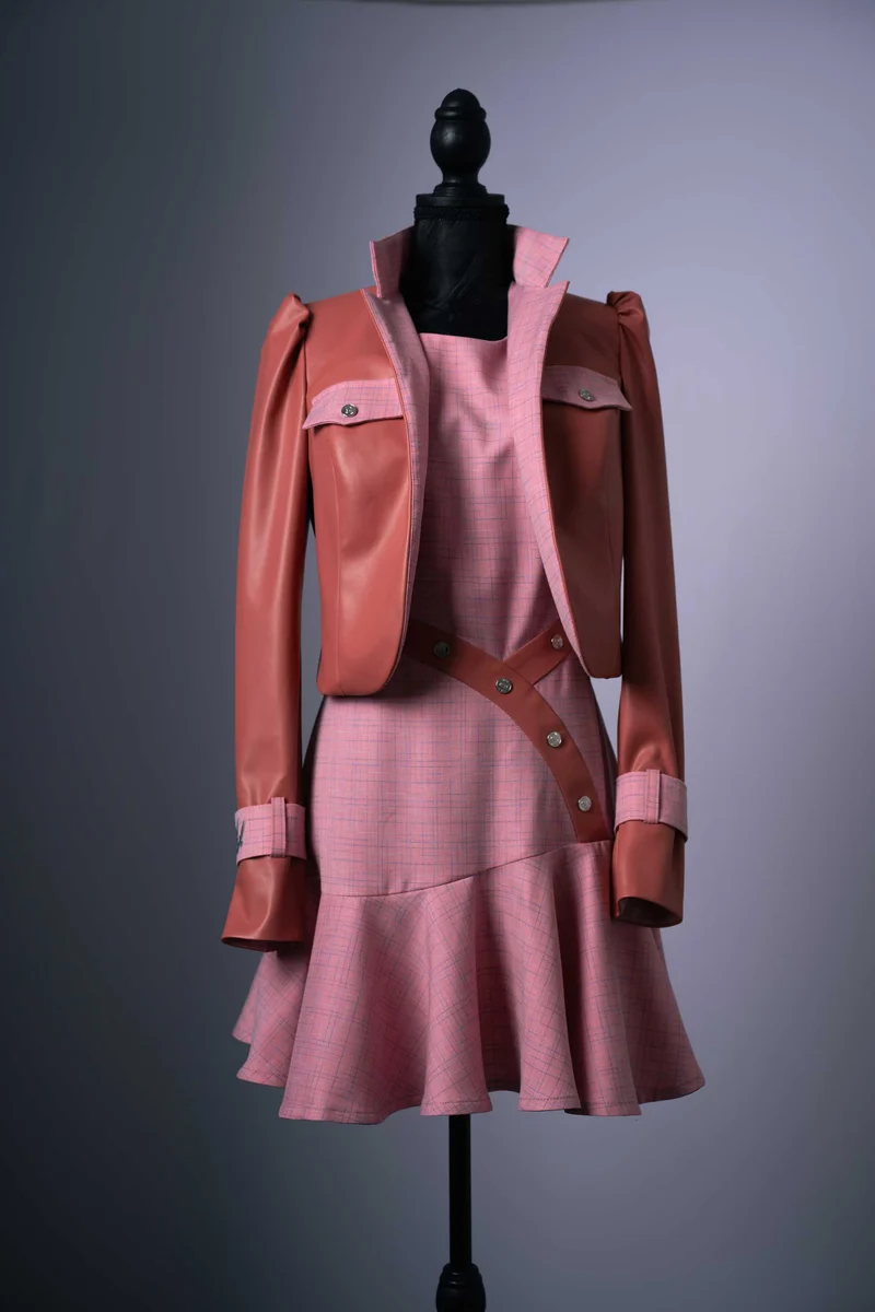 Set: Modisches Kleid mit Akzenten aus veganem Leder und Kurzjacke