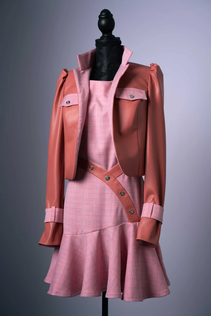 Set: Modisches Kleid mit Akzenten aus veganem Leder und Kurzjacke