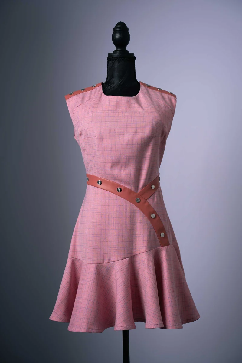Set: Modisches Kleid mit Akzenten aus veganem Leder und Kurzjacke