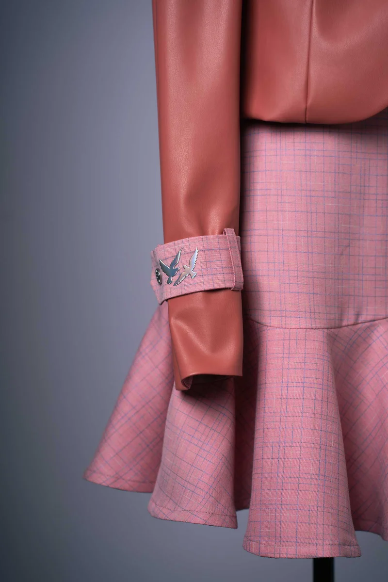 Set: Modisches Kleid mit Akzenten aus veganem Leder und Kurzjacke