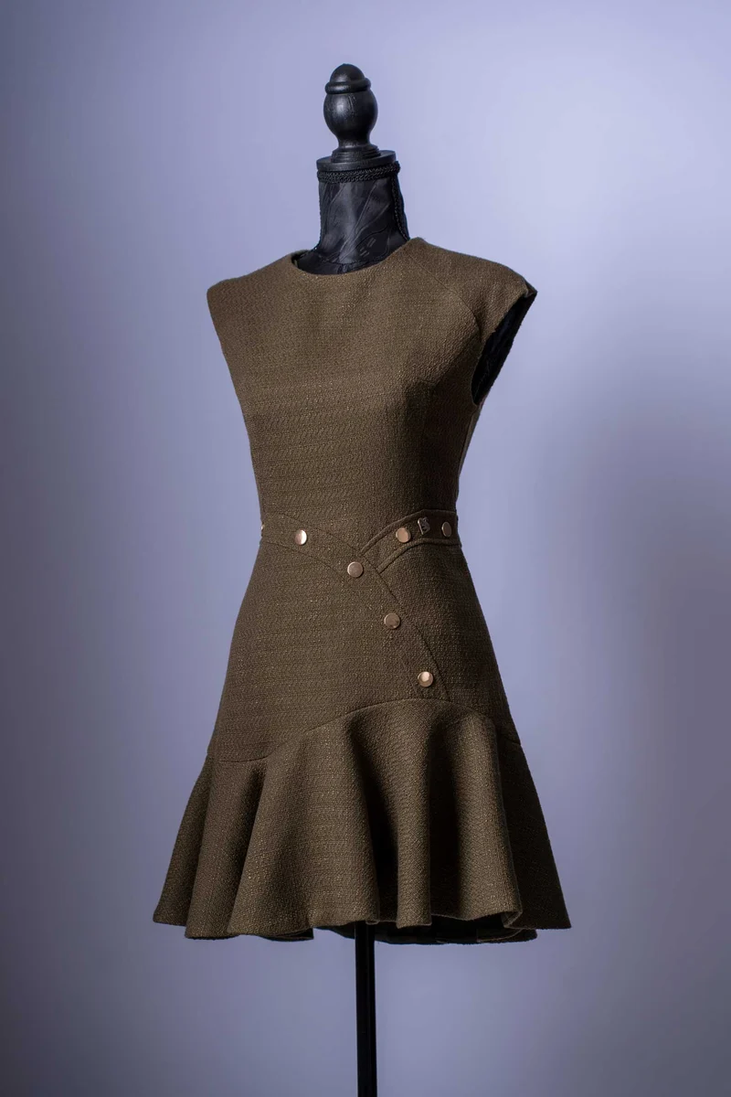 Damen-Mini-Kleid | Olivgrün Tweed-Look | Asymmetrischer Saum & Goldene Knöpfe
