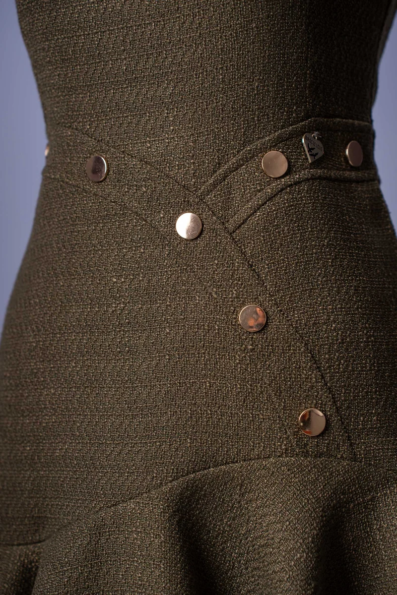 Damen-Mini-Kleid | Olivgrün Tweed-Look | Asymmetrischer Saum & Goldene Knöpfe