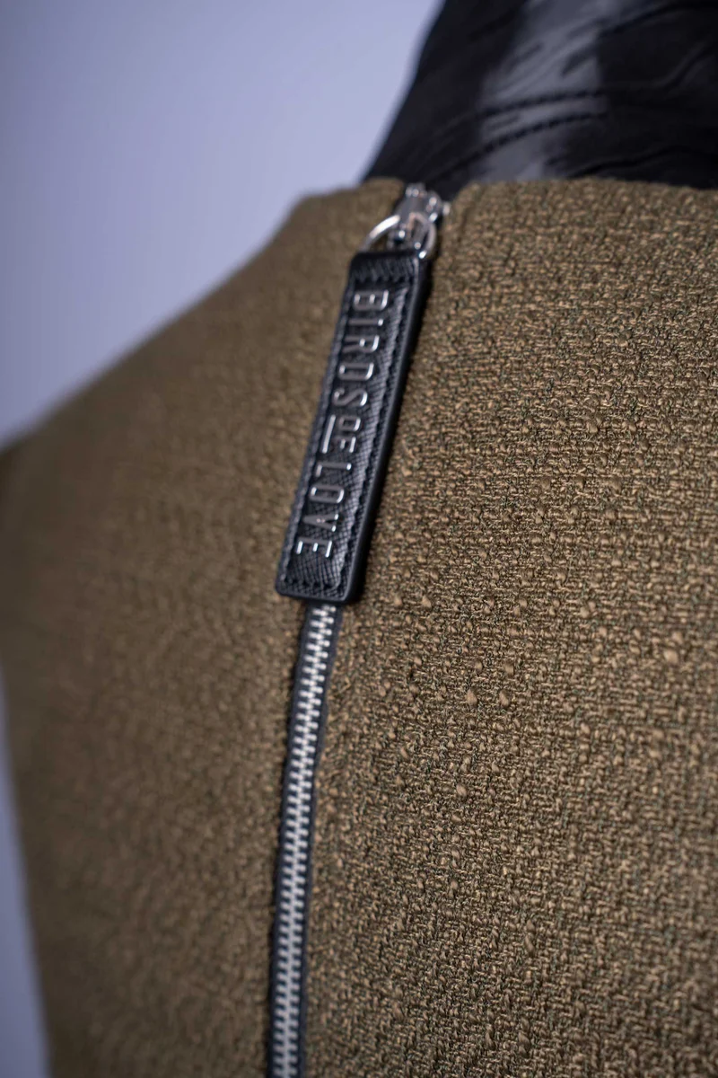 Damen-Mini-Kleid | Olivgrün Tweed-Look | Asymmetrischer Saum & Goldene Knöpfe