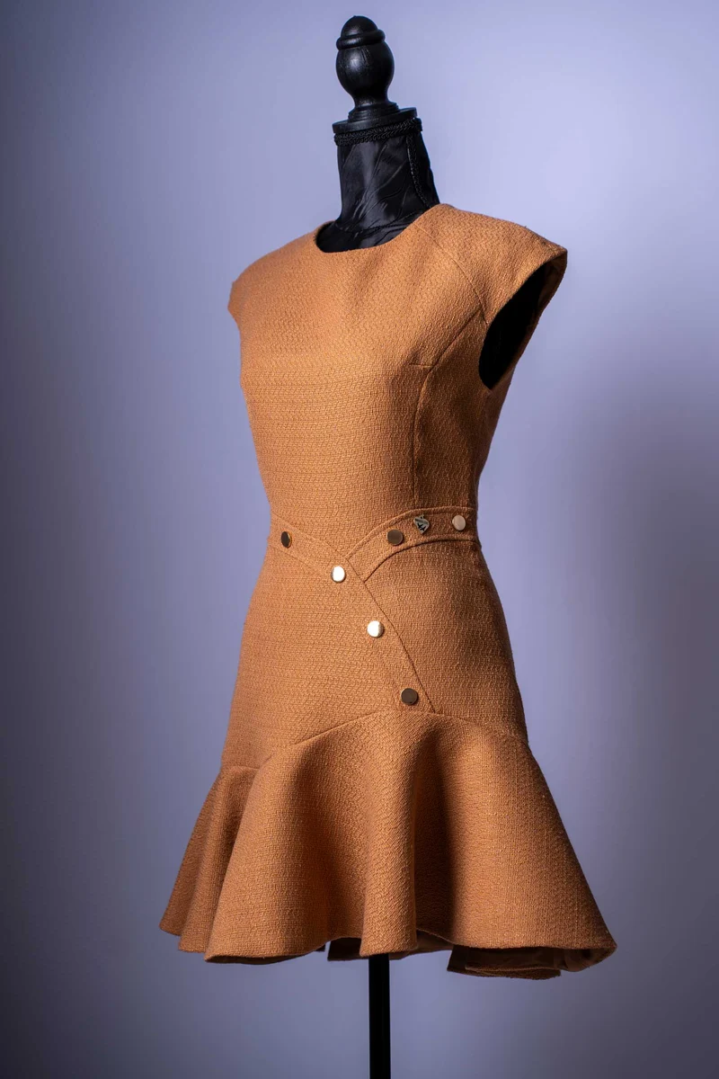 Damen-Mini-Kleid | Camel-Farbton | Asymmetrischer Saum & Goldene Knöpfe