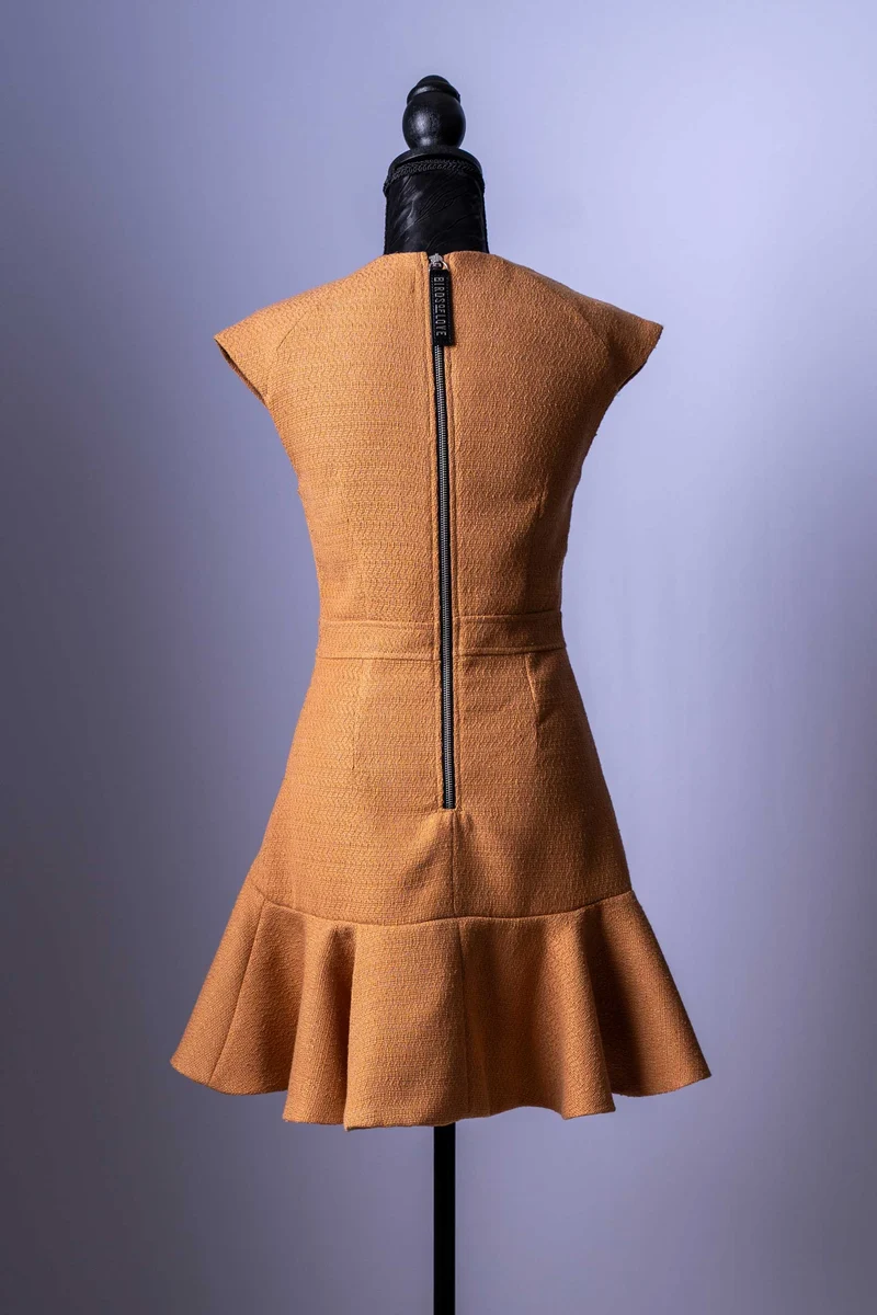 Damen-Mini-Kleid | Camel-Farbton | Asymmetrischer Saum & Goldene Knöpfe