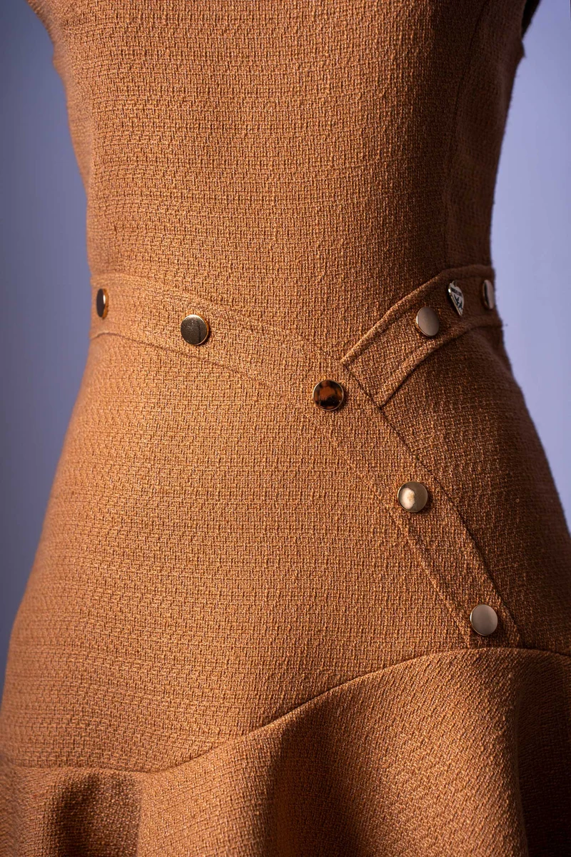 Damen-Mini-Kleid | Camel-Farbton | Asymmetrischer Saum & Goldene Knöpfe