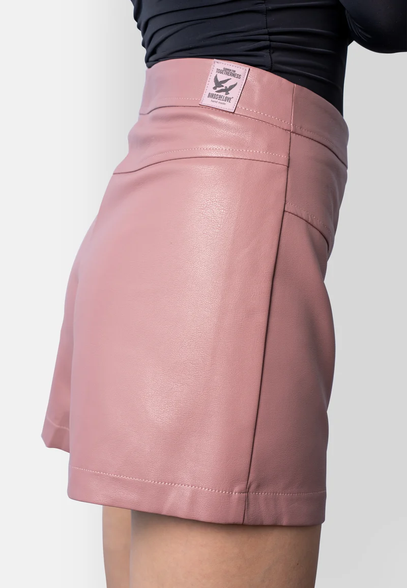 Sanna – vegane High-Waist Shorts aus Leder in pudrigem Rosé – Swiss Made